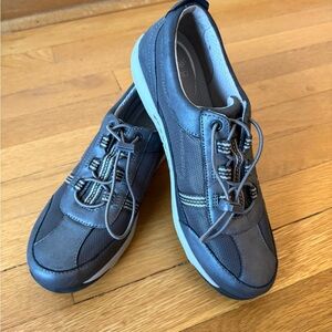 Dansko Helen sneakers gray leather & mesh with bungee toggle closure. Euro 40